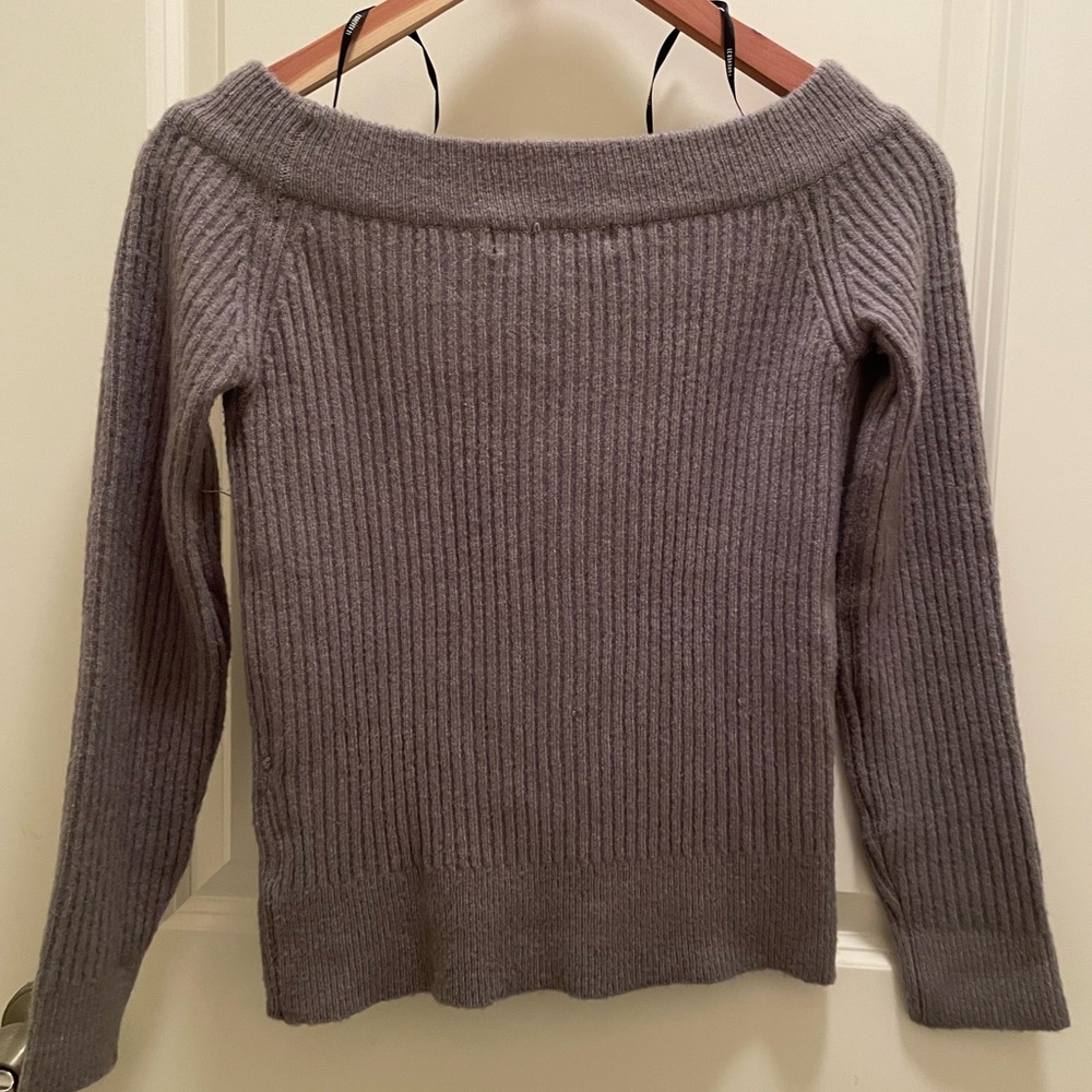 Forever 21 - Classic Over the shoulder gray sweater / Medium